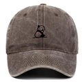 Detailaufnahme der Vintage-Baumwoll-Baseballkappe mit Panda-Stickerei in Dunkelbraun - Kaffeebraun