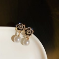 Detail van vintage oorbellen met zwarte camelia, kristallen en hangende witte parels - Zwarte Camelia Strass Parel (12#)