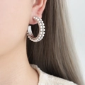 Elegantes pendientes de aro plateados con múltiples filas de perlas sintéticas - Color Acero