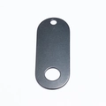 Primer plano de una placa metálica ovalada gris oscuro con dos agujeros sobre blanco - Etiqueta de Metal Ovalada Negra