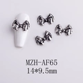 Vista macro de dijes para uñas de lazo plateado vintage MZH-AF65 con textura de metal - Lazo Plisado Delicado (AF65) / Plata Antigua