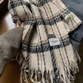 Détail d'une écharpe à carreaux vintage avec franges douces et texture épaisse - Blanc Cassé