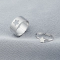 Detailaufnahme der Vintage Silberstern-Ringe auf grauem Seidenstoff mit Textur - Partnerring / Silber Stern Stil (WR626)