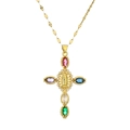Collana con croce dorata con gemme colorate e rilievo della Vergine Maria su sfondo bianco - Colorato