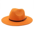 Detail eines orangefarbenen Strohhuts mit schwarzem Lederband und Goldnieten - M (56-58cm) / Orange