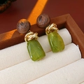 Gros plan de boucles d'oreilles vintage avec perles en bois et pendentifs en résine verte - Tige de Boucle d'Oreille en Argent Sterling 925 - Vert