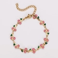 Dettaglio del bracciale con ciliegie boho con glitter rosa e foglie di smalto verde - Rosa