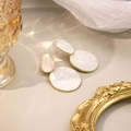 Elegantes pendientes crema con borde dorado y textura de mármol en diseño geométrico doble - Marble / Blanco