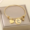 Detalle macro de pulsera ajustable dorada con colgantes de corazón y redondos grabados para el Día de la Madre - Estilo Ilustración Padre-Hijo Love Y mi mama (KB153324-Z)