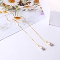 Eleganti orecchini a catena dorata con perle a goccia bianche in uno stile minimalista - Oro / 7mm Perla Naturale