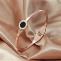 Bracciale rigido oro rosa con numeri romani, inserto nero e cristallo su seta lussuosa - Oro rosa