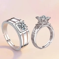 Bagues de couple couronne en argent avec zircons carrés sur fond rose doux - Tour Eiffel