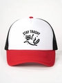 Dettaglio del cappellino trucker rosso e bianco con stampa Stay Trashy e retro in rete - Taglia unica / Bianco/Rosso/Nero