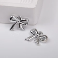 Dettaglio macro di ciondoli a fiocco argento lucido con finitura a specchio per gioielli fai-da-te - Fiocco Argento 20*16mm