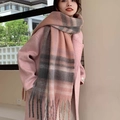 Détail d'une écharpe à carreaux rose et gris avec franges sur un manteau rose élégant - 42s Rose Gris à Carreaux
