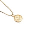 Detail eines goldenen runden Anhängers mit Skarabäus und Diamant an einer feinen Kette - Skarabäus / Gold
