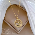 Detailansicht einer goldfarbenen Hirschkette mit Zirkonia an einer beigen Schmuckschatulle - C406 Edelstahlkette Kupfer Mikro-eingelegter Anhänger (Gold)