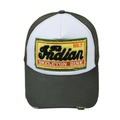 Dettaglio della toppa ricamata vintage e visiera usurata sul cappello trucker - Verde Scuro