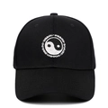 Dettaglio del ricamo Yin Yang e del testo SWIMMING su un cappellino in cotone nero - Regolabile / Nero
