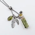 Collar de cadena de bolas de plata con botella de peridoto verde y colgantes de pluma - Peridoto