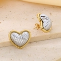 Dettaglio degli orecchini a cuore bicolore placcati oro 18K con trama a coste interne - Stile Cuore Texture a Righe (KE118747-SP)