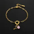 Elegante roestvrijstalen armband met letterbedeltje en roze zirkoon in 14K goud - Letter P