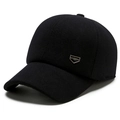 Schwarze Herren-Wintermütze mit Ohrenklappen und silbernem Sport-Logo aus Metall - Verstellbar / Schwarz