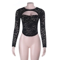 Nahaufnahme von schwarzem Spitzenstoff mit Cut-out-Detail an diesem sexy bauchfreien Top - XS / Schwarz