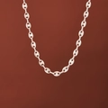 Zilveren roestvrijstalen halsketting met koffieboonschakels op een terracotta achtergrond - ADX028-Koffieboon Ketting / Zilveren Ketting