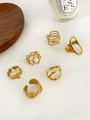 Detalle del juego de 6 anillos geométricos en acero de titanio chapado en oro 18K - Juego de 6 piezas / Dorado