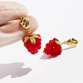 Orecchini a lampone in vetro rosso con ganci dorati su sfondo bianco pulito - Forma di Lampone / Rosso