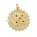 Dettaglio del ciondolo sole e luna dorato 23mm con dimensioni e intarsi in guscio - Ciondolo in Zirconia con Sole e Luna e Bordo Seghettato (M529702-Gold)