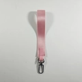 Dettaglio del cinturino da polso intrecciato rosa con moschettone e fibbia in metallo - Rosa