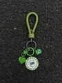 Détail du porte-clés en corde tressée verte avec jeton de poker et accessoire dé - Style Jeton en Corde de Cuir Vert