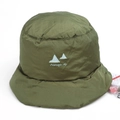 Dettaglio del cappello a secchiello trapuntato verde militare con logo di montagna bianco - M (56-59cm) / Verde