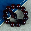 Grani di preghiera in sandalo rosso con scultura del Buddha Maitreya su sfondo classico - Stile Buddha Maitreya (12 Grani) / 20mm