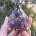 Pyramide en résine aux pierres violettes et symbole de l'arbre de vie en main - Style 70