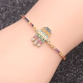 Detail des goldenen Hamsa-Hand-Armbands mit bunten Zirkonia und 'mama' Schriftzug - CB0162-MAMA Armband 15HT (Gold/Hamsa Hand)