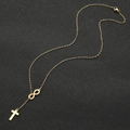Elegante collar de acero inoxidable dorado con símbolo de infinito y cruz sobre negro - Dorado