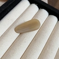 Gros plan sur la barrette goutte en acrylique ambre avec gravure dorée France Handmade - Clip Latéral Bec de Canard / Blanc Cassé