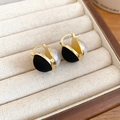 Detalle de pendientes de aro dorados vintage con perla blanca y bola de terciopelo negra - Contraste Blanco y Negro (Hebilla de Oreja-Blanco-Negro)