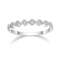 Detailed view of silver eternity ring with wavy geometric frames and small zircon stones - R13062+gra/black Card / US Size 7 / Circumference 54.3mm