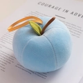 Porte-clés pomme en peluche bleu clair avec feuille verte et ruban orange - Pomme Bleue