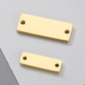 Vista detallada de dos dijes rectangulares de acero inoxidable dorado con dos agujeros - 15×5mm / Dorado