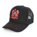 Detalle de gorra trucker negra con bordado de máscara roja y costuras contrastadas - Talla Única Ajustable / Visera Negra León
