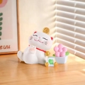 Detail van Maneki Neko gelukskat met mahjongtegel en bloem op houten bureau - Geluksmunt