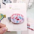 Roze glitter donut haarclip met gekleurde hagelslag op een witte displaykaart - Donut + Zilver Glitter Clip