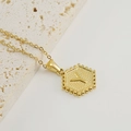 Collar de acero inoxidable dorado con un colgante hexagonal y la letra Y grabada - Letra Y (Con Cadena de Cruz)