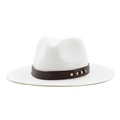 Detalle de sombrero fedora blanco con banda de cuero marrón y tachuelas doradas - M (56-58cm) / Blanco