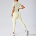 Combinaison de yoga jaune pâle à manches courtes avec design dos épuré et ajusté - S / Abricot Avoine